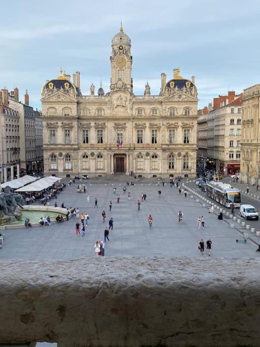 Grand Balcon Place Des Terreaux Лион Экстерьер фото